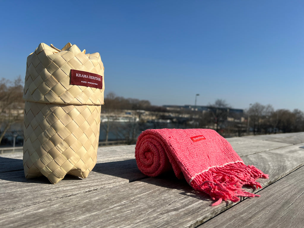 Le Krama Naturel Framboise dans son écrin en feuille de palmier - Homme