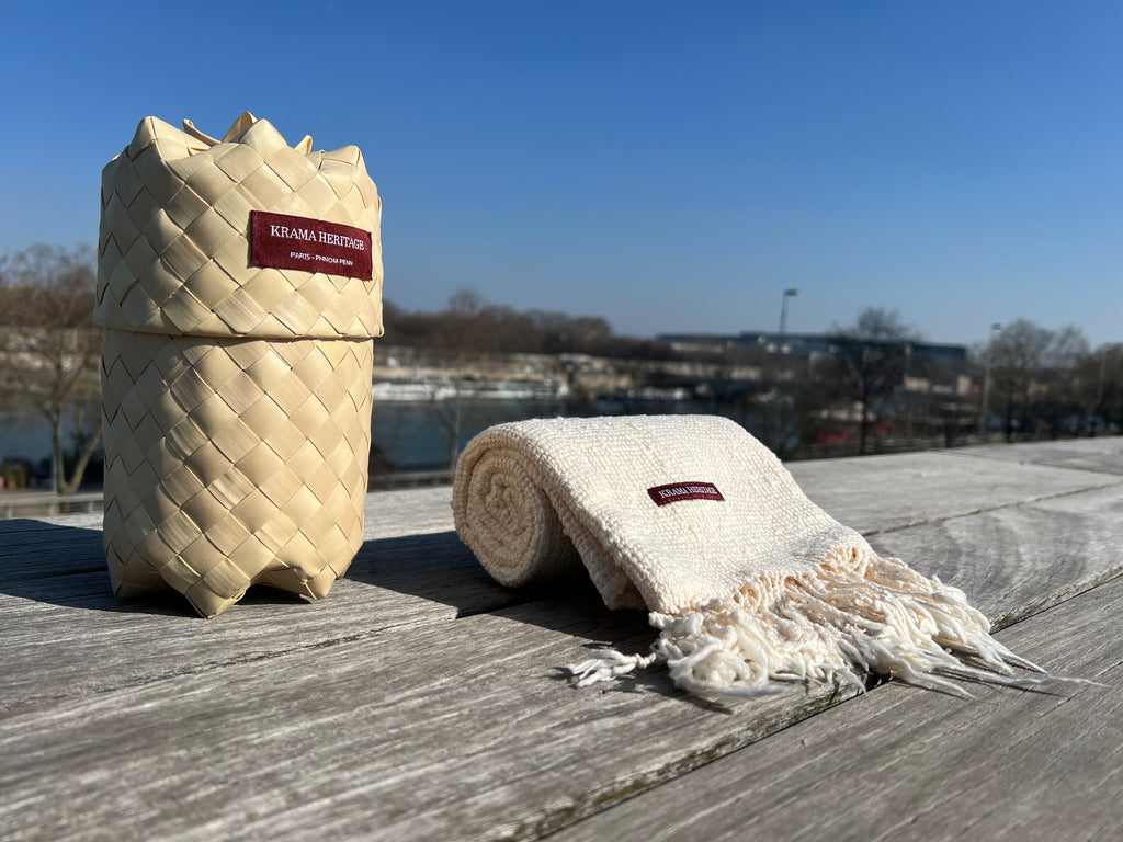 Le Krama Naturel Ivoire dans son écrin en feuille de palmier - Homme