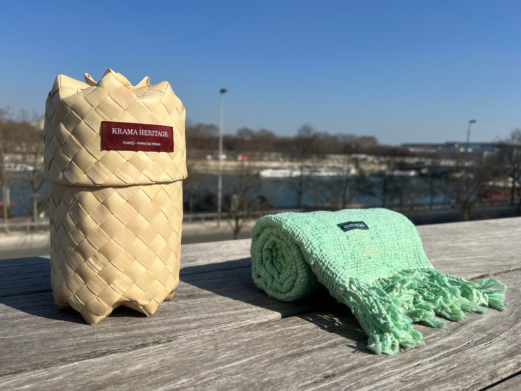 Le Krama Naturel Jade dans son écrin en feuille de palmier - Homme