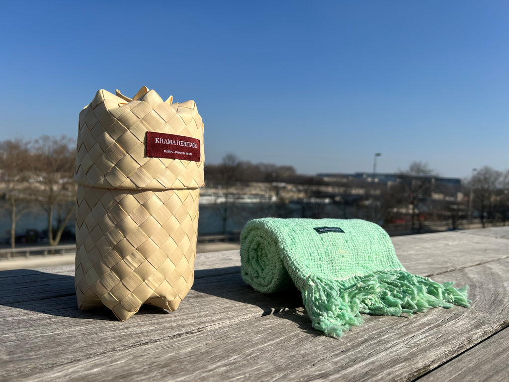 Le Krama Naturel Jade dans son écrin en feuille de palmier - Homme