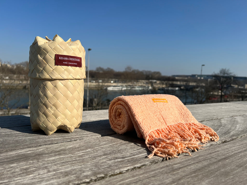 Le Krama Naturel Pêche dans son écrin en feuille de palmier - Femme