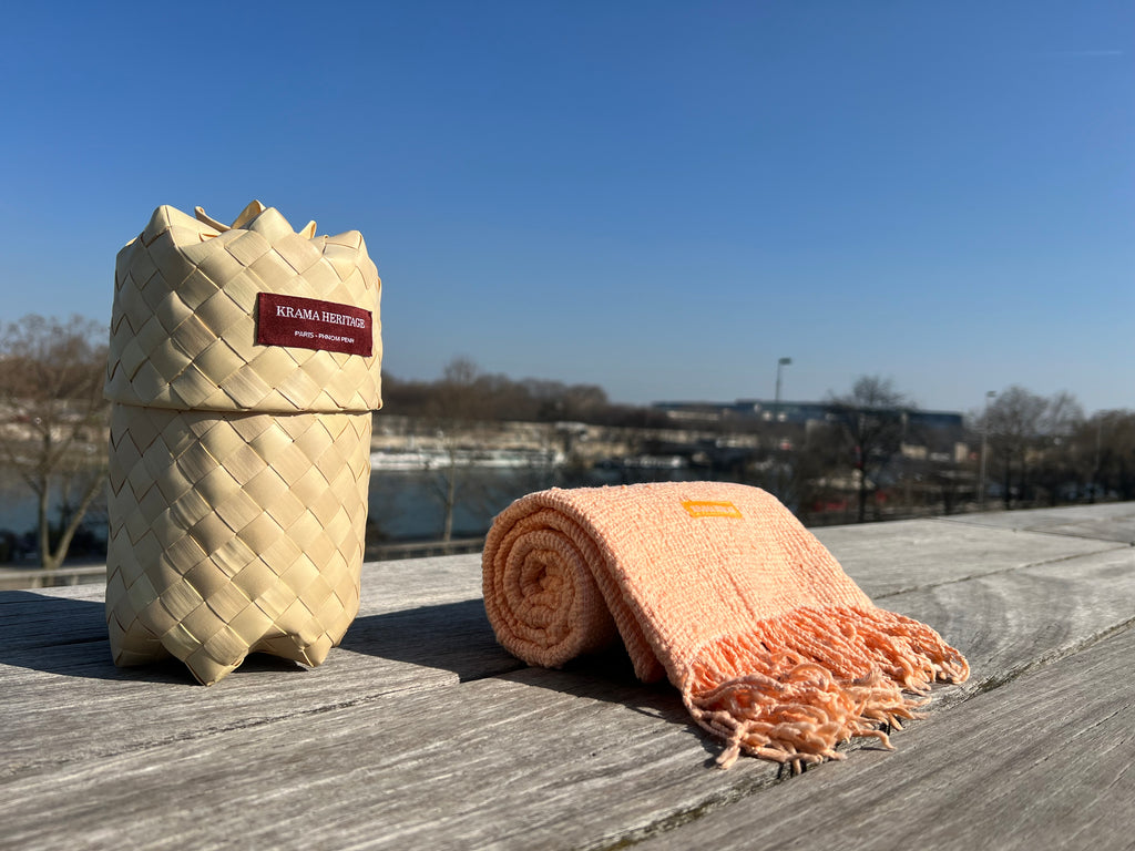 Le Krama Naturel Pêche dans son écrin en feuille de palmier - Homme