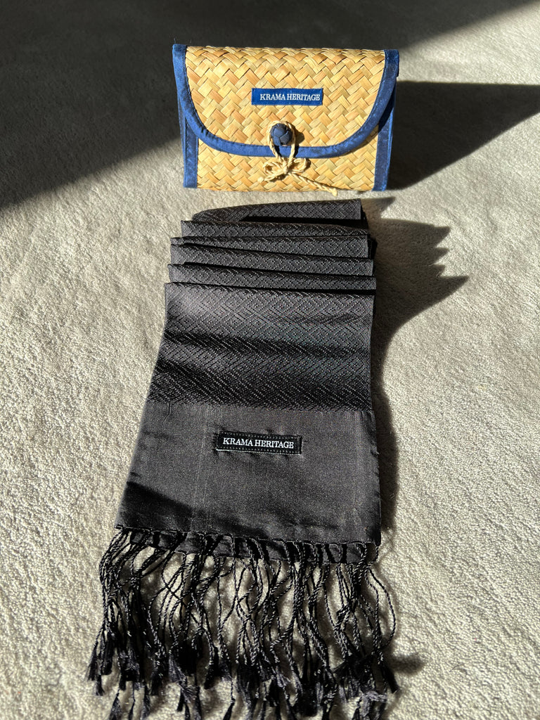Le Krama Diamond Agate Noire dans son écrin en feuille de palmier - Homme