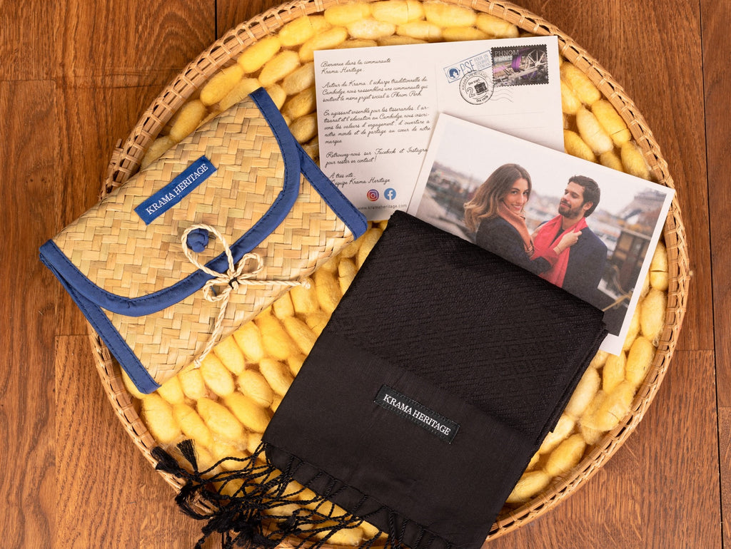 Le Krama Diamond Agate Noire dans son écrin en feuille de palmier - Homme