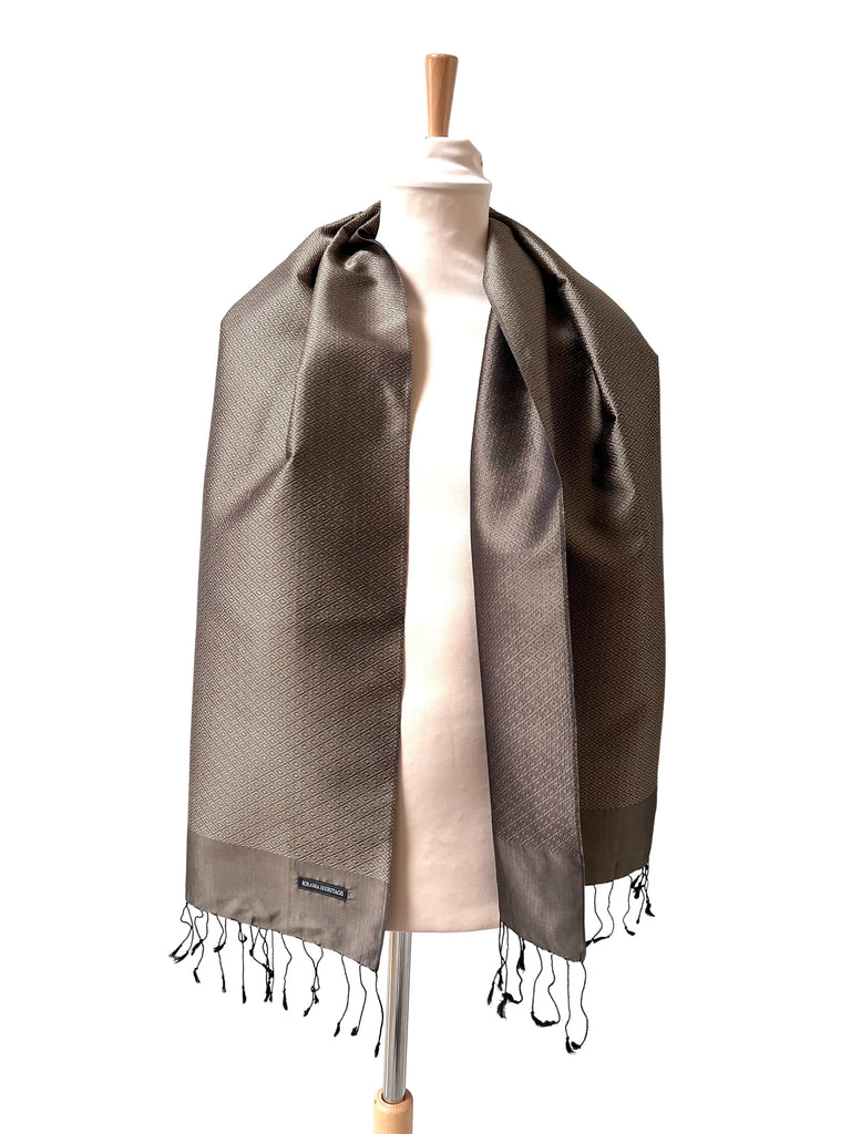 Le Krama Diamond Bronze dans son écrin en feuille de palmier - Femme