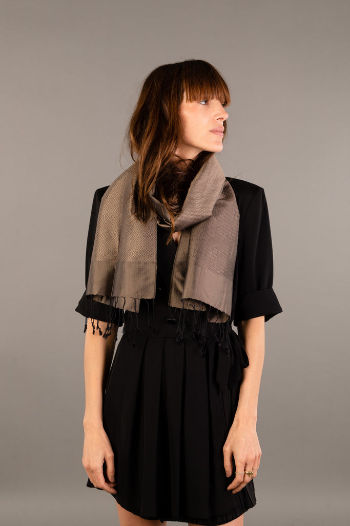 Le Krama Diamond Bronze dans son écrin en feuille de palmier - Femme