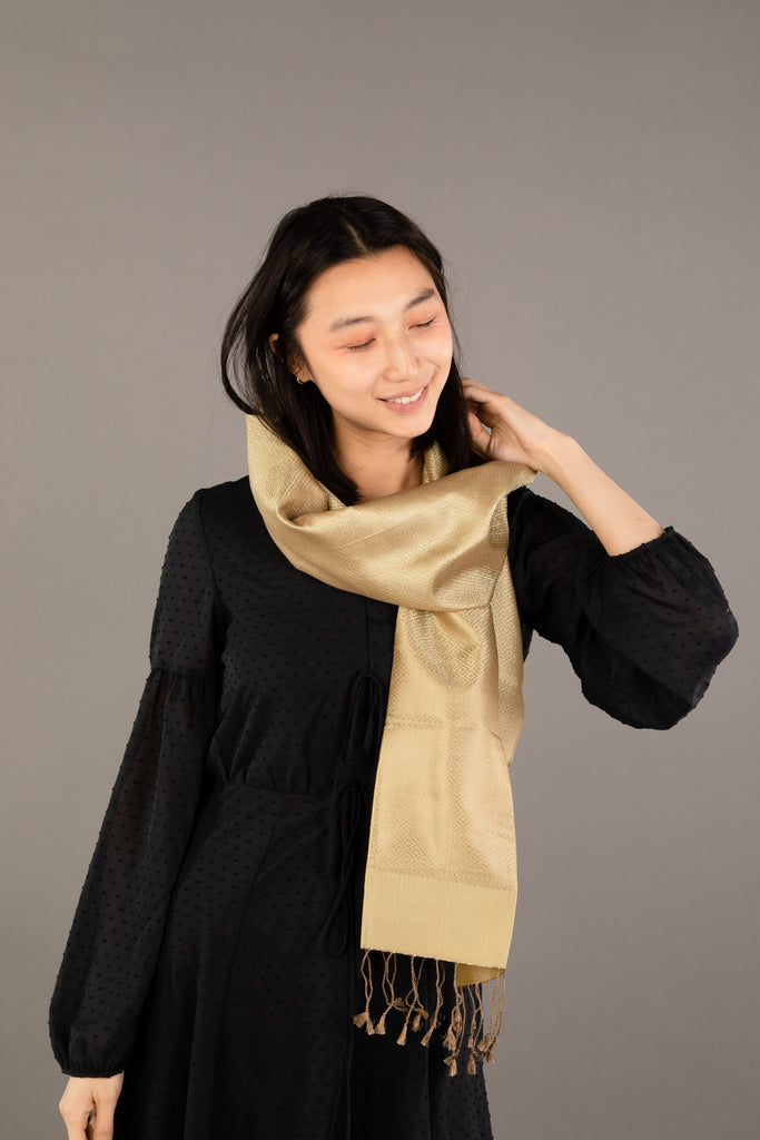 Le Krama Diamond Or dans son écrin en feuille de palmier - Femme