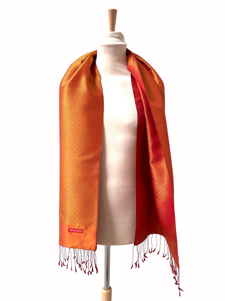 Le Krama Diamond Orangé dans son écrin en feuille de palmier - Homme