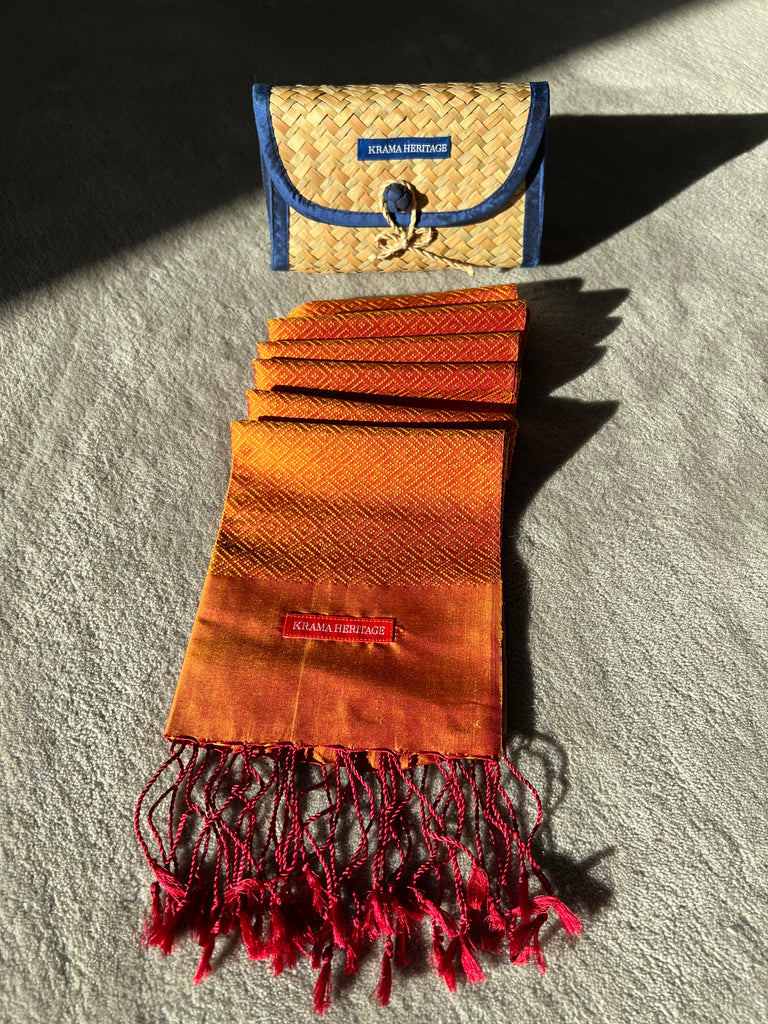 Le Krama Diamond Orangé dans son écrin en feuille de palmier - Femme