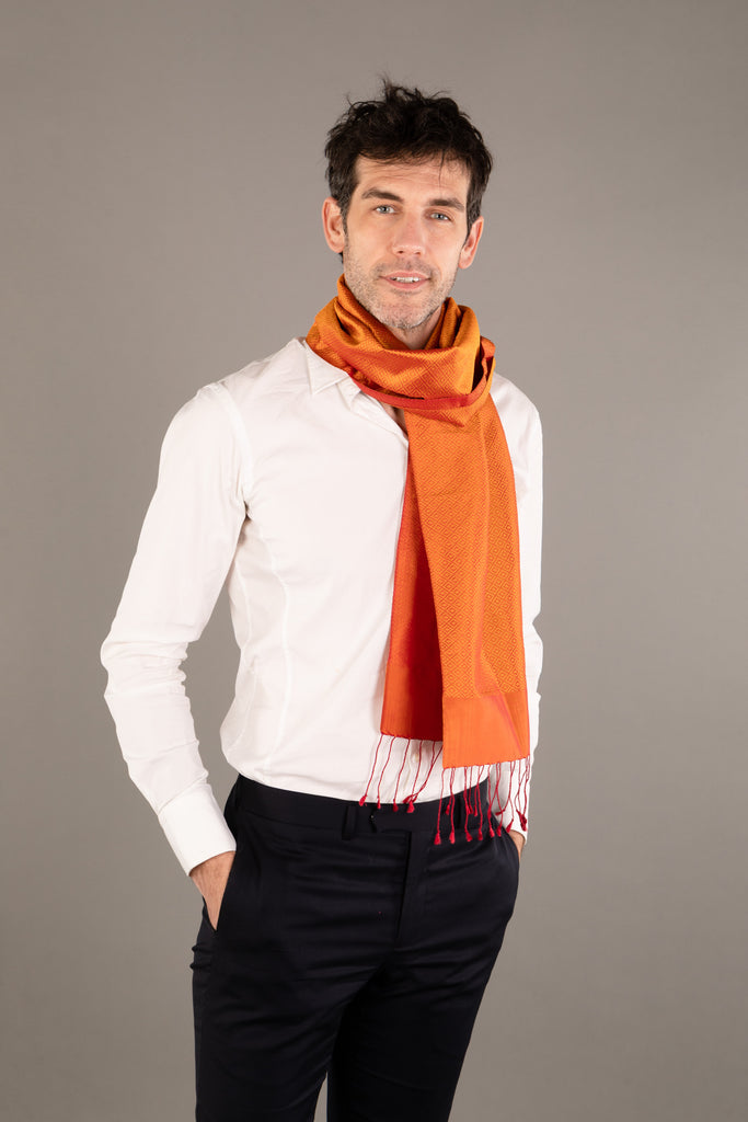 Le Krama Diamond Orangé dans son écrin en feuille de palmier - Homme