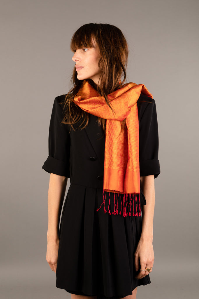 Le Krama Diamond Orangé dans son écrin en feuille de palmier - Femme