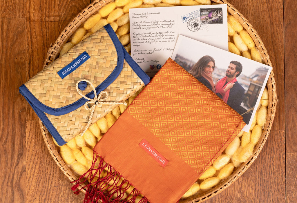 Le Krama Diamond Orangé dans son écrin en feuille de palmier - Femme