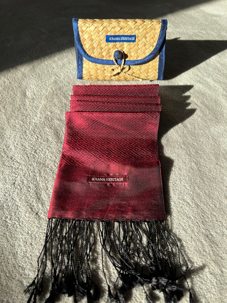 Le Krama Diamond Pourpre dans son écrin en feuille de palmier - Homme