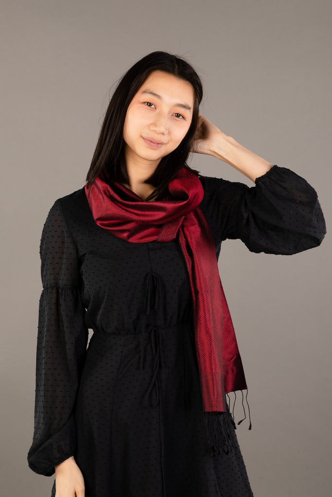 Le Krama Diamond Pourpre dans son écrin en feuille de palmier - Femme