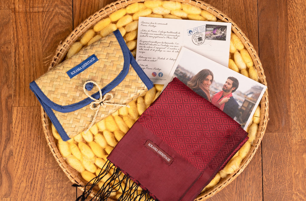 Le Krama Diamond Pourpre dans son écrin en feuille de palmier - Homme