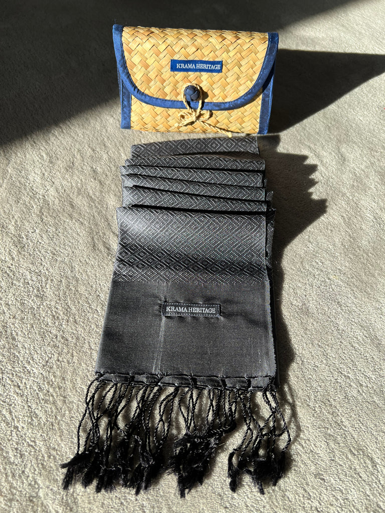 Le Krama Diamond Titane dans son écrin en feuille de palmier - Homme