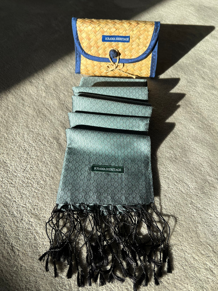 Le Krama Jasmin Aigue-Marine dans son écrin en feuille de palmier - Femme