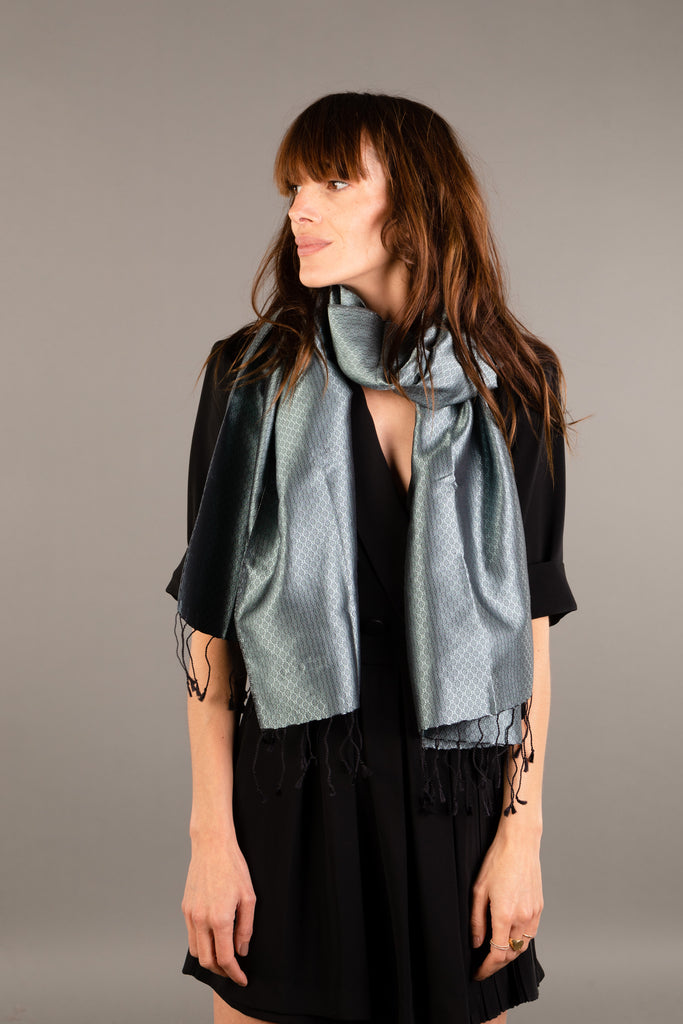 Le Krama Jasmin Aigue-Marine dans son écrin en feuille de palmier - Femme