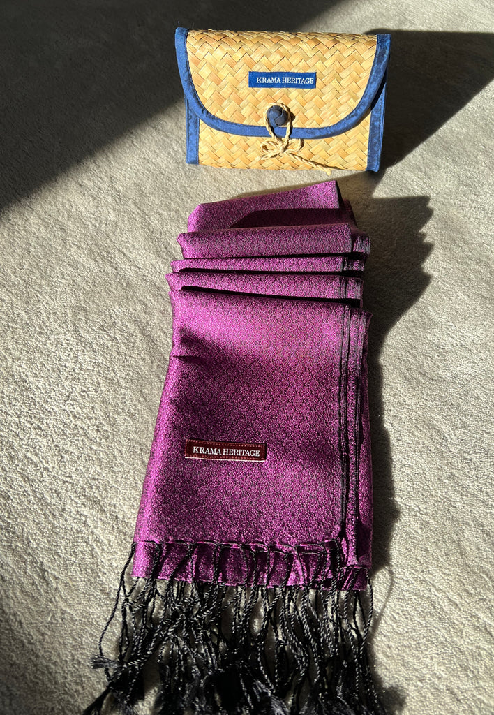 Le Krama Jasmin Améthyste dans son écrin en feuille de palmier - Femme