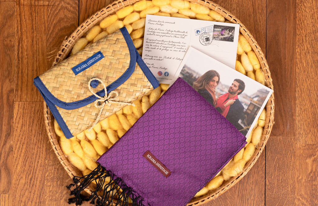 Le Krama Jasmin Améthyste dans son écrin en feuille de palmier - Femme