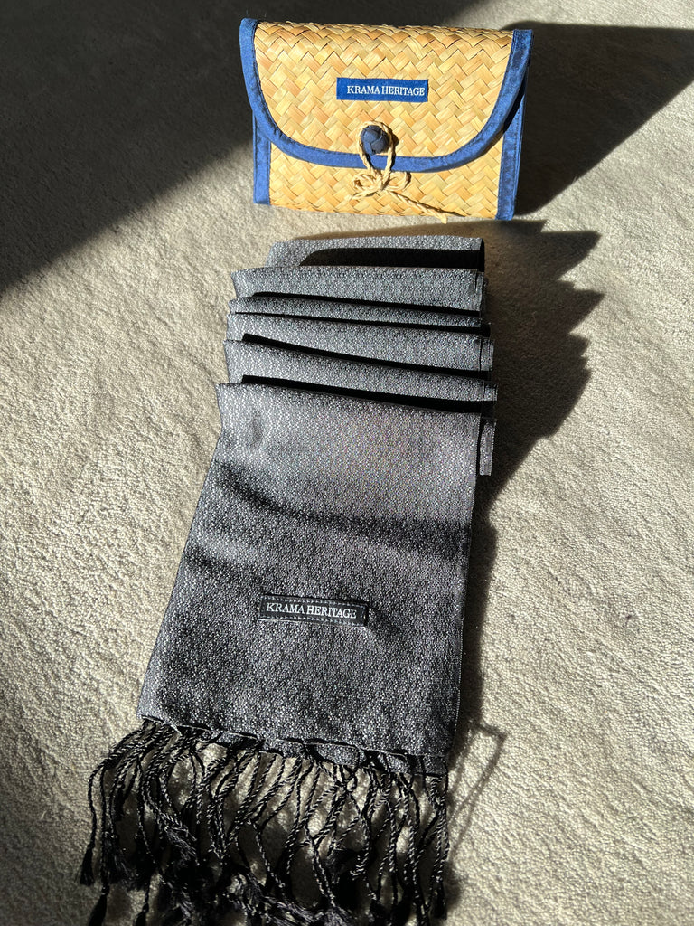 Le Krama Jasmin Diamant Noir dans son écrin en feuille de palmier - Homme