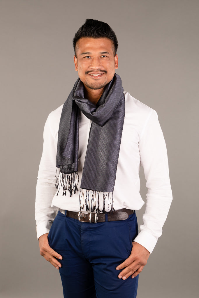 Le Krama Jasmin Diamant Noir dans son écrin en feuille de palmier - Homme