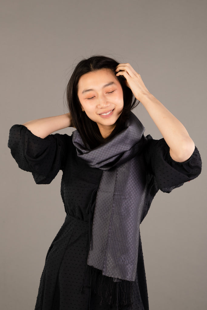 Le Krama Jasmin Diamant Noir dans son écrin en feuille de palmier - Femme