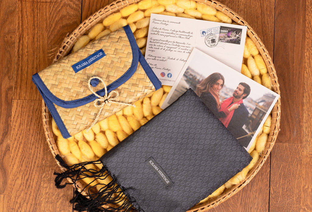 Le Krama Jasmin Diamant Noir dans son écrin en feuille de palmier - Femme