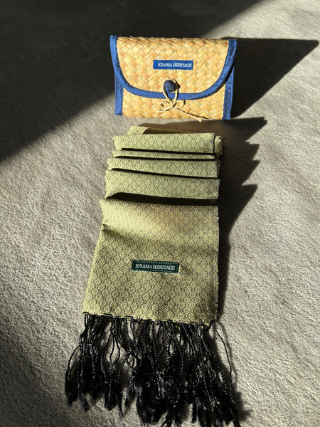 Le Krama Jasmin Emeraude dans son écrin en feuille de palmier - Femme