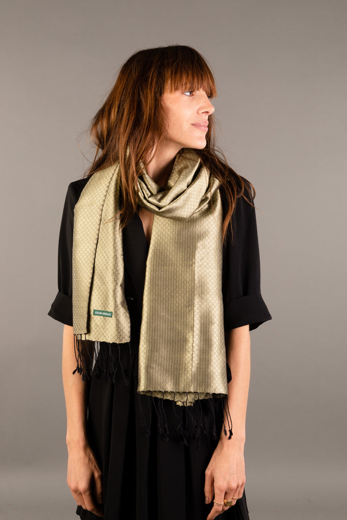 Le Krama Jasmin Emeraude dans son écrin en feuille de palmier - Femme