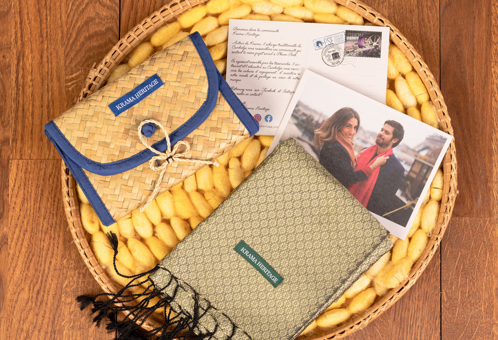 Le Krama Jasmin Emeraude dans son écrin en feuille de palmier - Femme