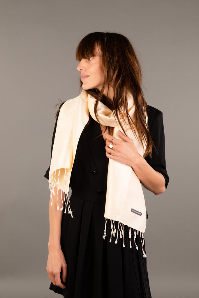 Le Krama Jasmin Perle dans son écrin en feuille de palmier - Femme