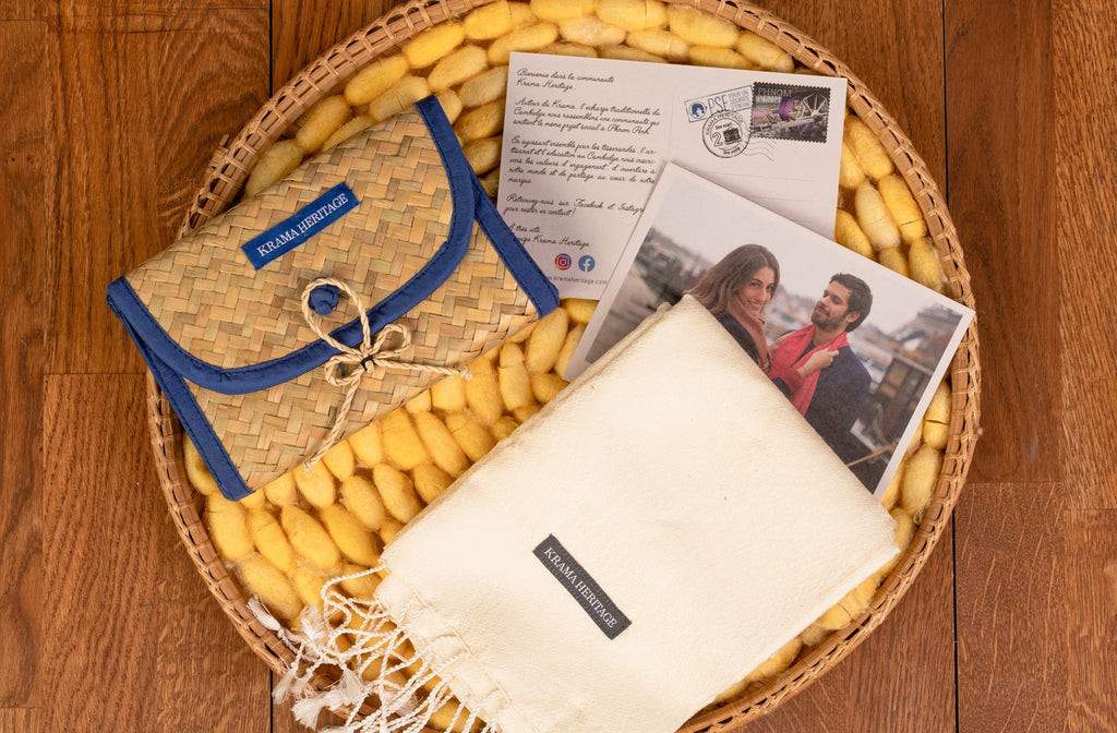 Le Krama Jasmin Perle dans son écrin en feuille de palmier - Femme