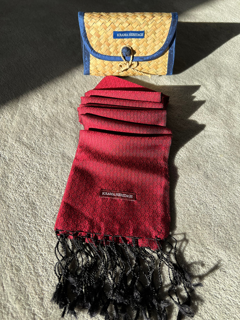 Le Krama Jasmin Rubis dans son écrin en feuille de palmier - Homme