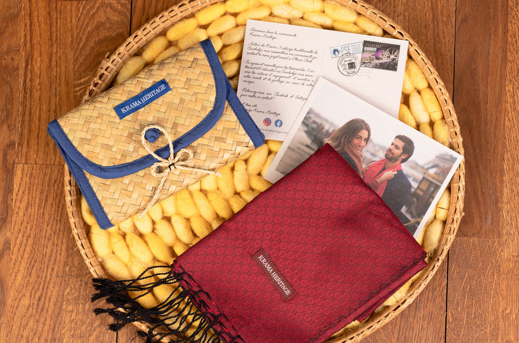 Le Krama Jasmin Rubis dans son écrin en feuille de palmier - Homme