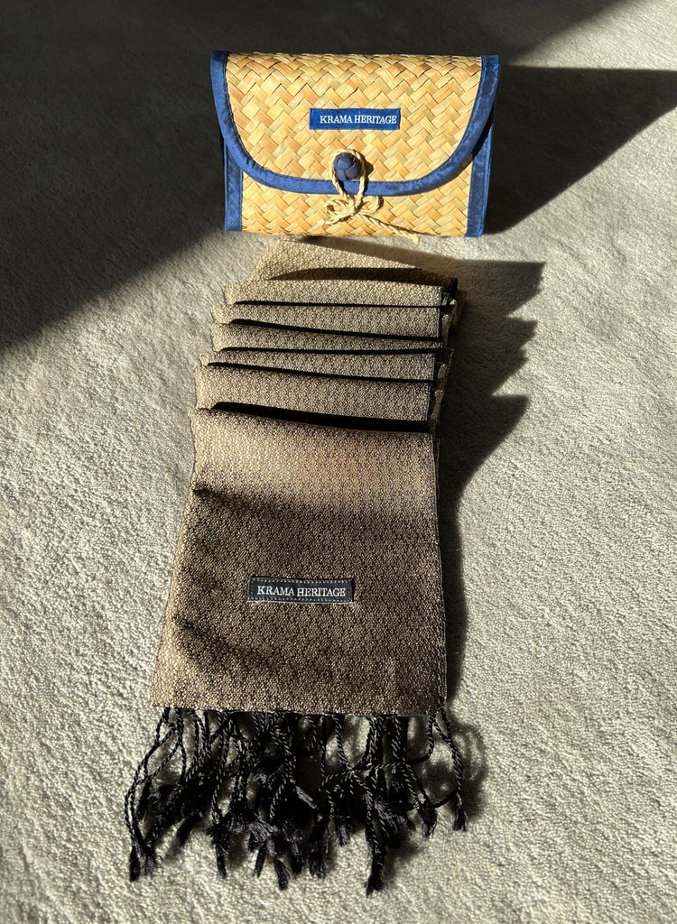 Le Krama Jasmin Topaze dans son écrin en feuille de palmier - Homme