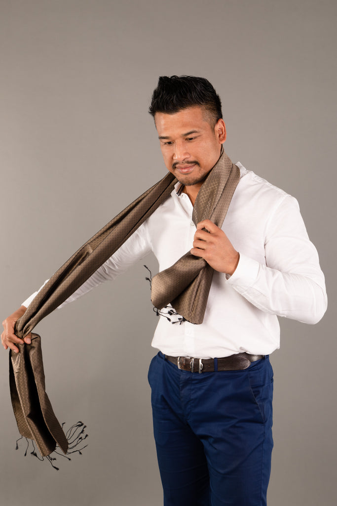 Le Krama Jasmin Topaze dans son écrin en feuille de palmier - Homme