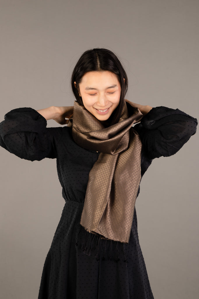 Le Krama Jasmin Topaze dans son écrin en feuille de palmier - Femme