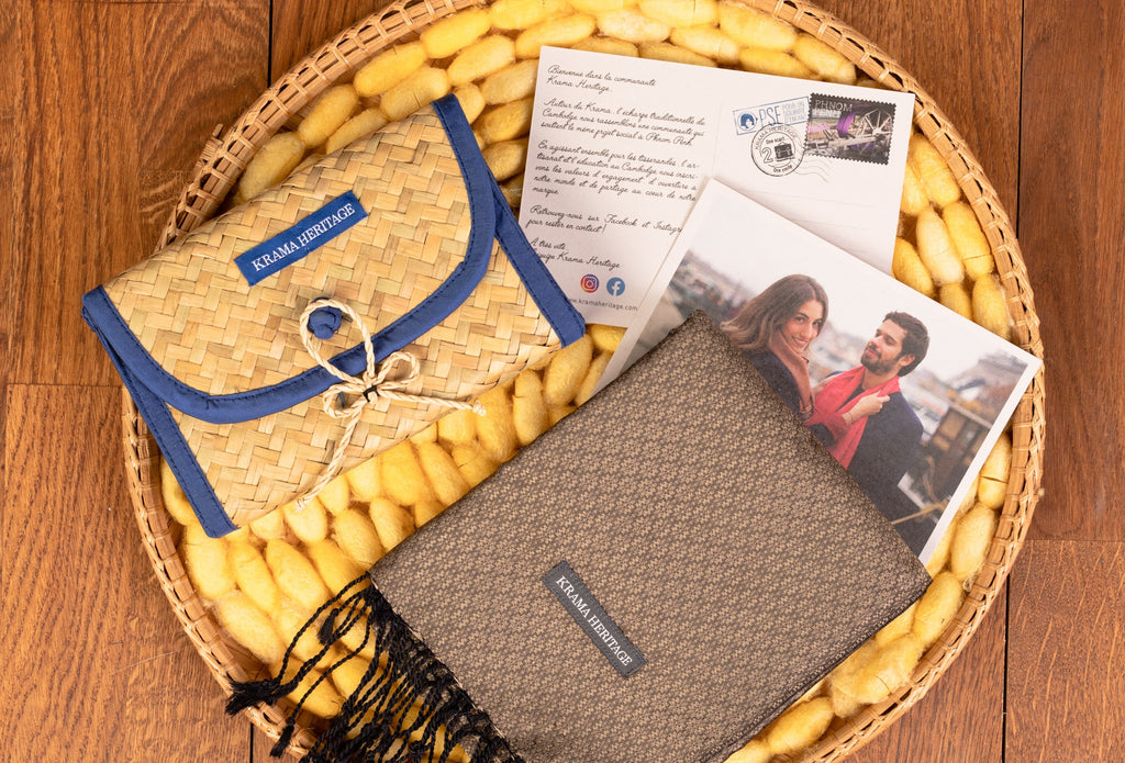 Le Krama Jasmin Topaze dans son écrin en feuille de palmier - Homme