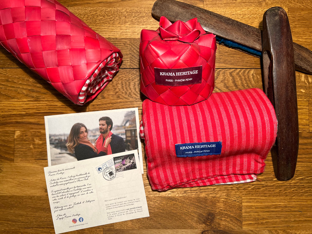 Le Krama Origine Coquelicot 3 Tours dans son écrin en feuille de palmier - Homme