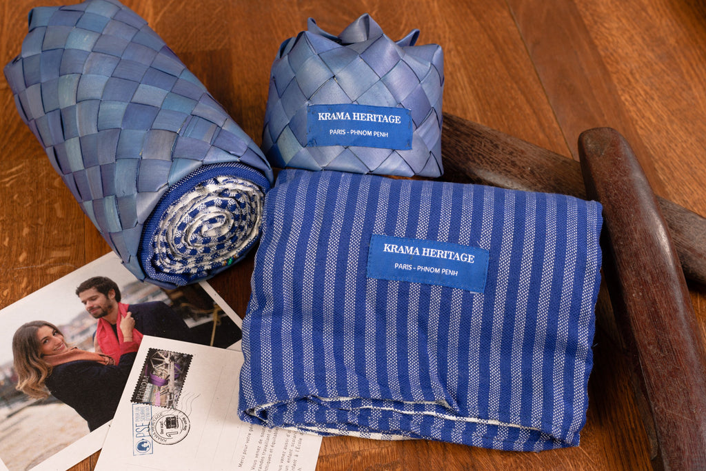 Le Krama Origine Ciel 3 Tours dans son écrin en feuille de palmier - Femme