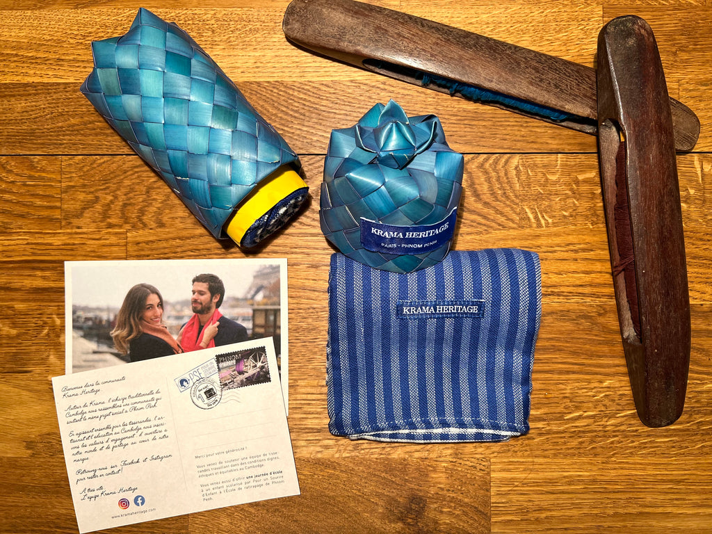 Le Krama Origine Ciel dans son écrin en feuille de palmier - Femme