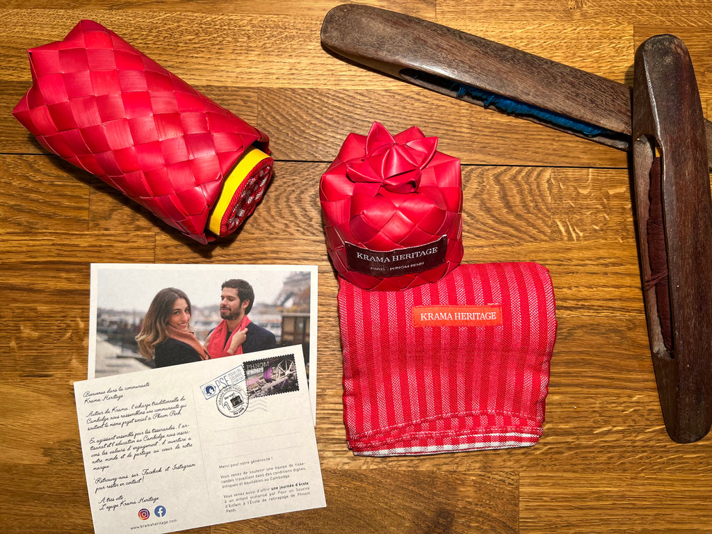 Le Krama Origine Coquelicot dans son écrin en feuille de palmier - Femme