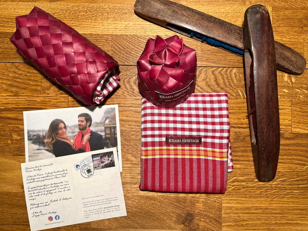 Le Krama Origine Grenat dans son écrin en feuille de palmier - Femme