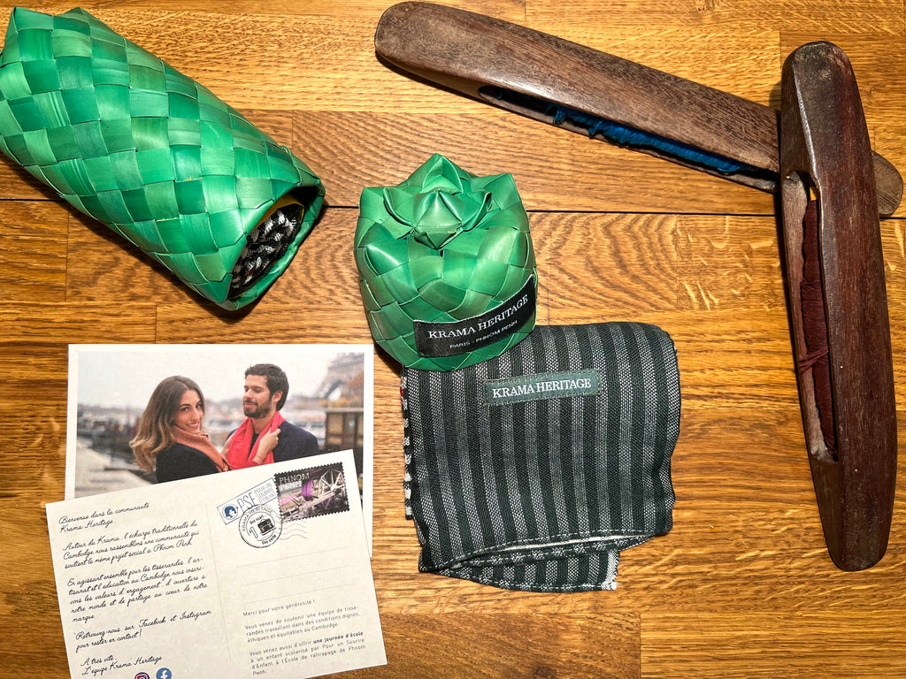 Le Krama Origine Olive dans son écrin en feuille de palmier - Femme