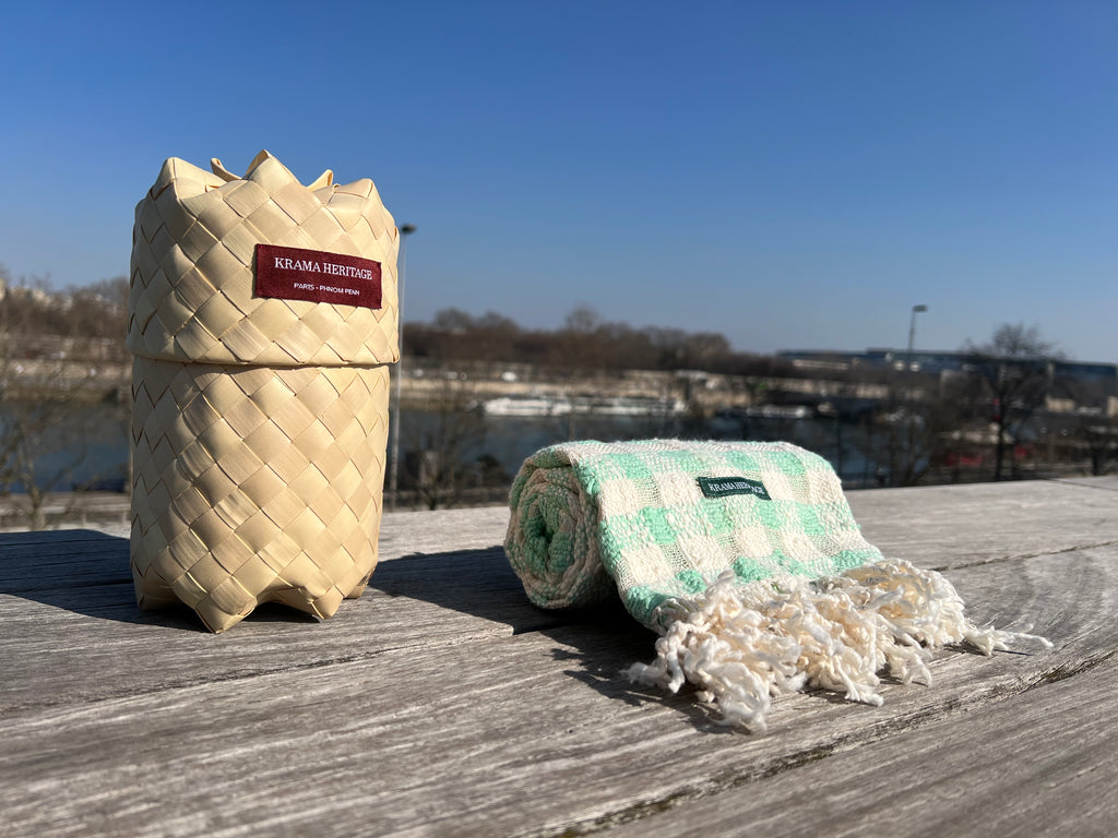 Le Krama Naturel Amande dans son écrin en feuille de palmier - Homme