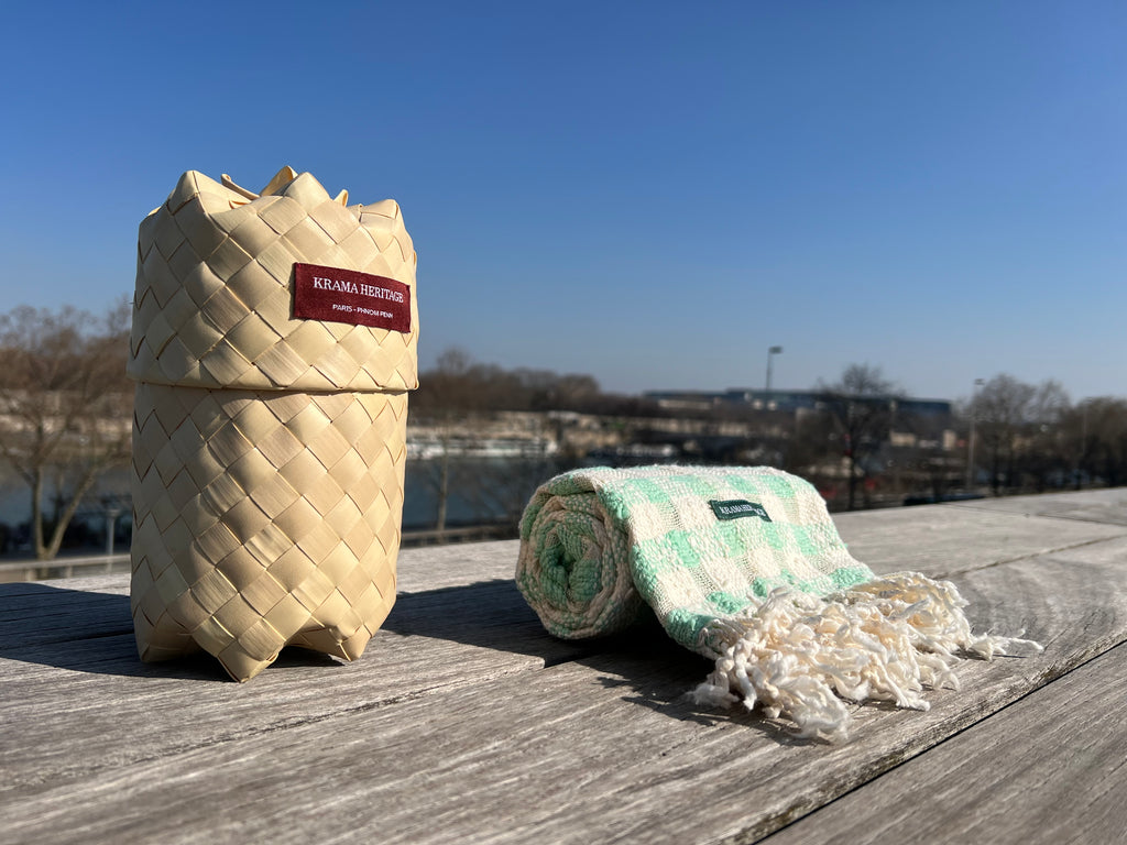 Le Krama Naturel Amande dans son écrin en feuille de palmier - Femme