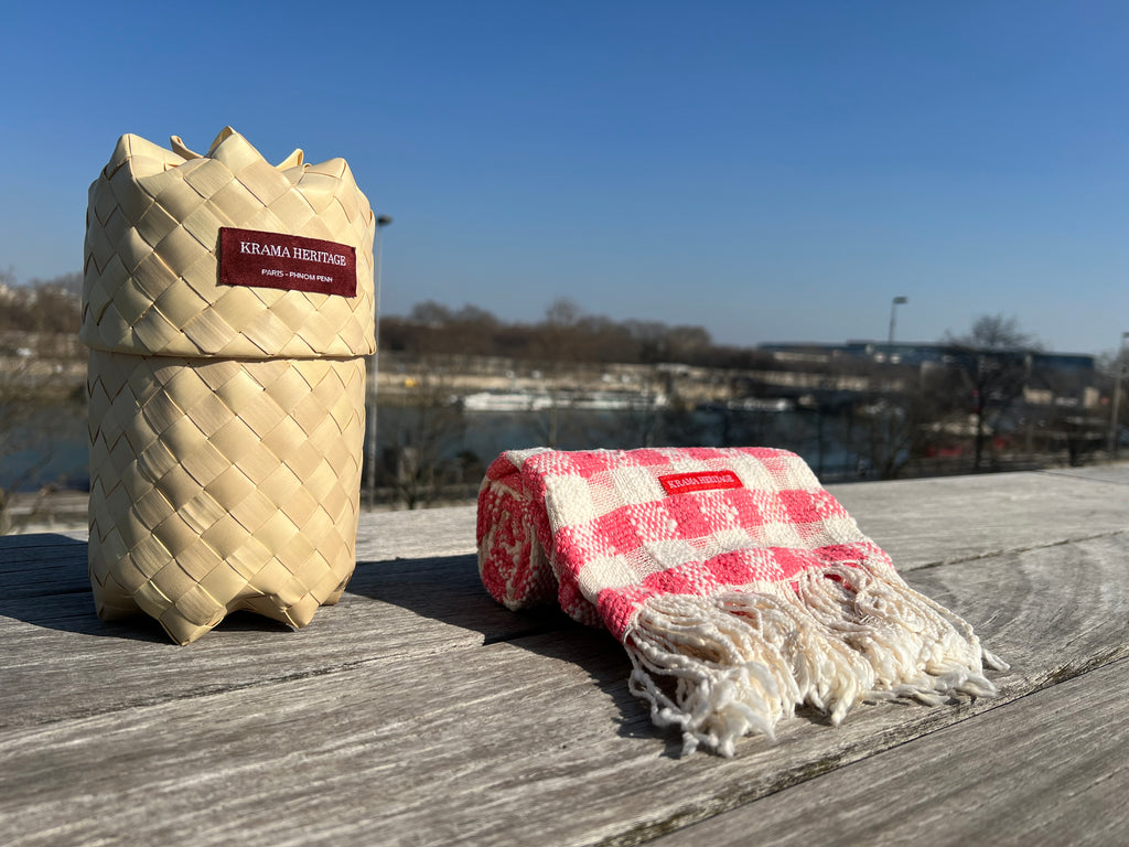 Le Krama Naturel Cerise dans son écrin en feuille de palmier - Femme