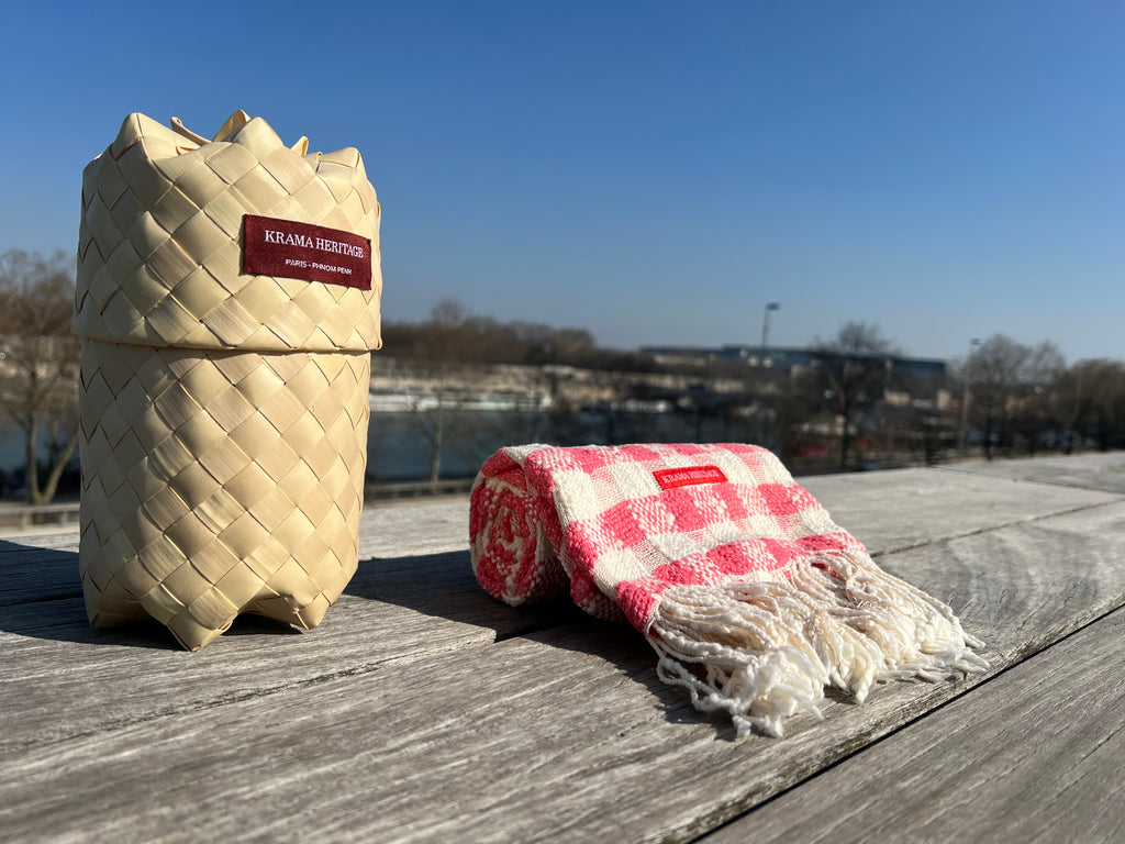 Le Krama Naturel Cerise dans son écrin en feuille de palmier - Femme