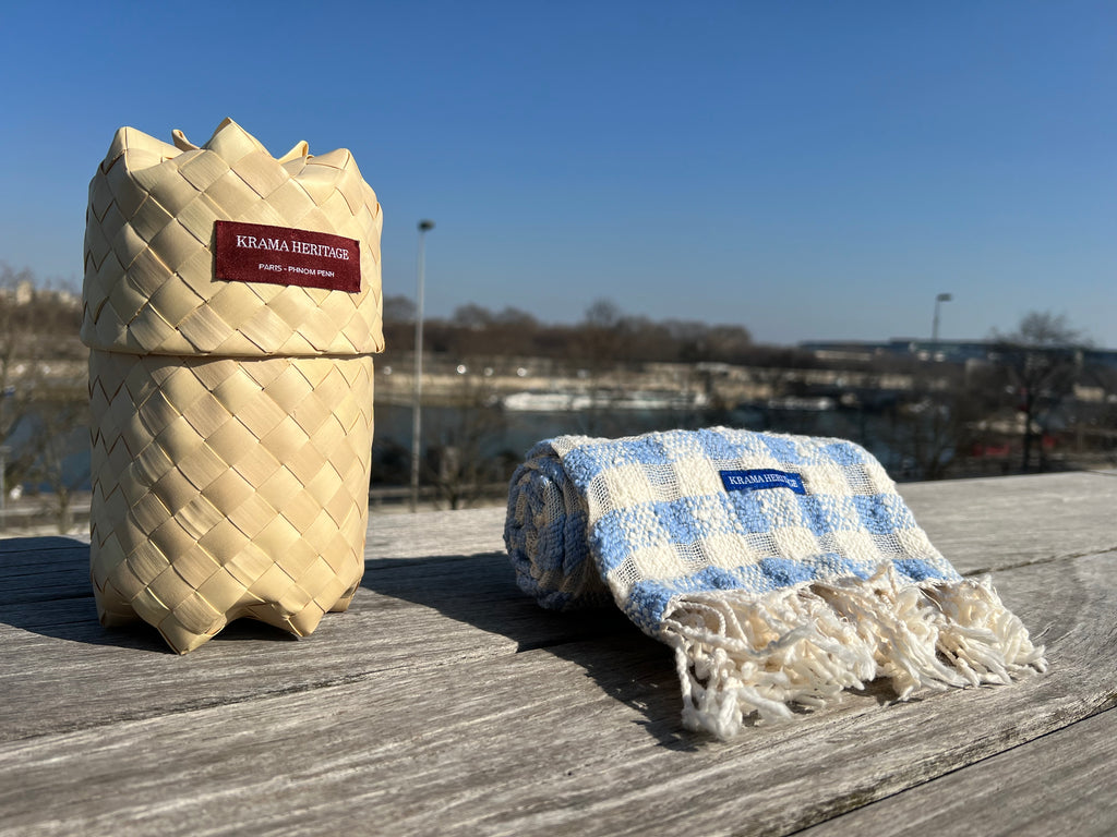 Le Krama Naturel Ciel dans son écrin en feuille de palmier - Homme